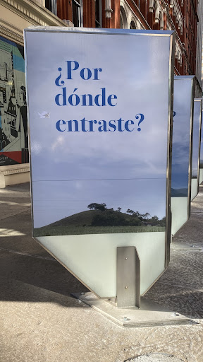 A sign at Astor Place with blue text reading "Por dónde entraste?"